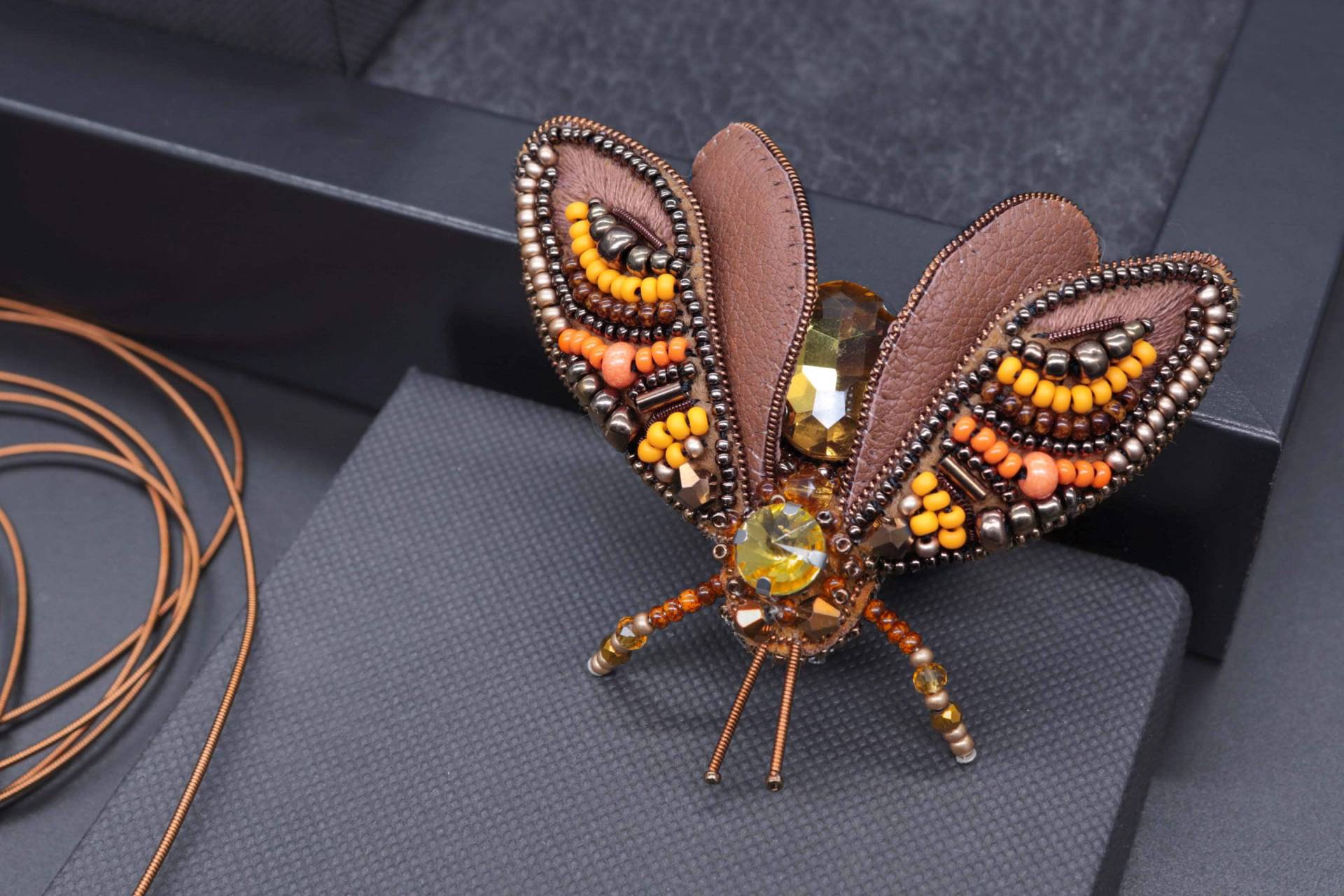 Handmade Beaded Moth Brosche Lederakzent, Damen Accessoire Handmade Beaded Moth Brosche Lederakzent, Damen Accessoire von DesignerRedcat