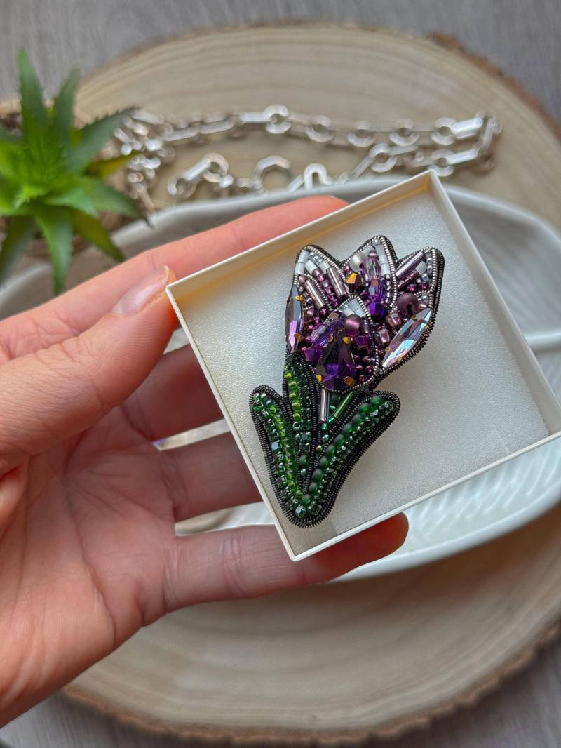 Krokus Brosche, Frühlingsblume, Perlen Brosche, Ostern Geschenk, Lila Krokus, Krokus Anstecknadel, Lila Blume, Geschenk Für Mama, Blumenmotiv von DesignerRedcat