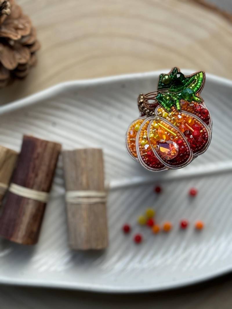 Gestickter Kürbis Pin, Herbst Brosche, Thanksgiving Schmuck von DesignerRedcat