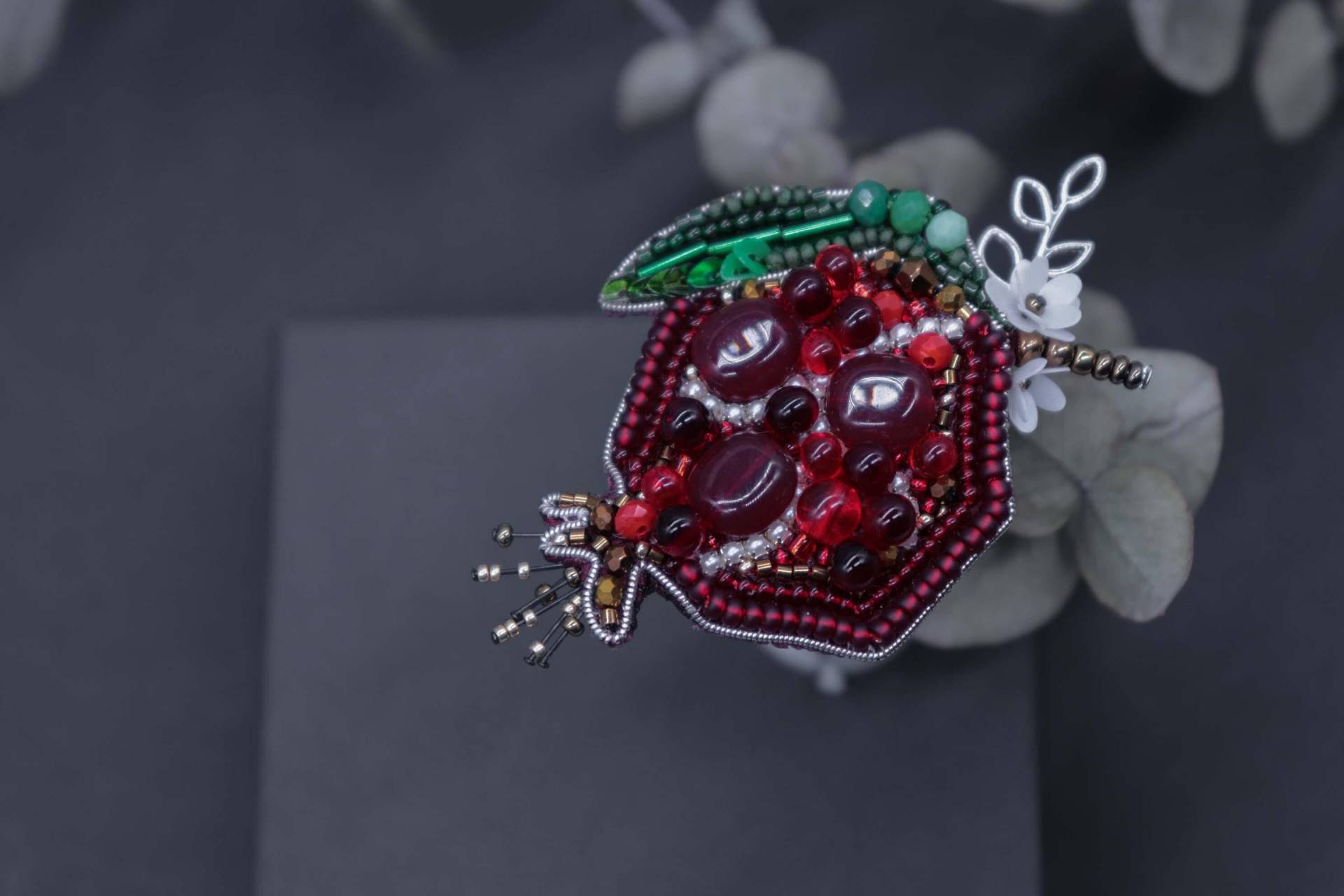 Perlen Granat Brosche Exquisiter Damen Schmuck von DesignerRedcat