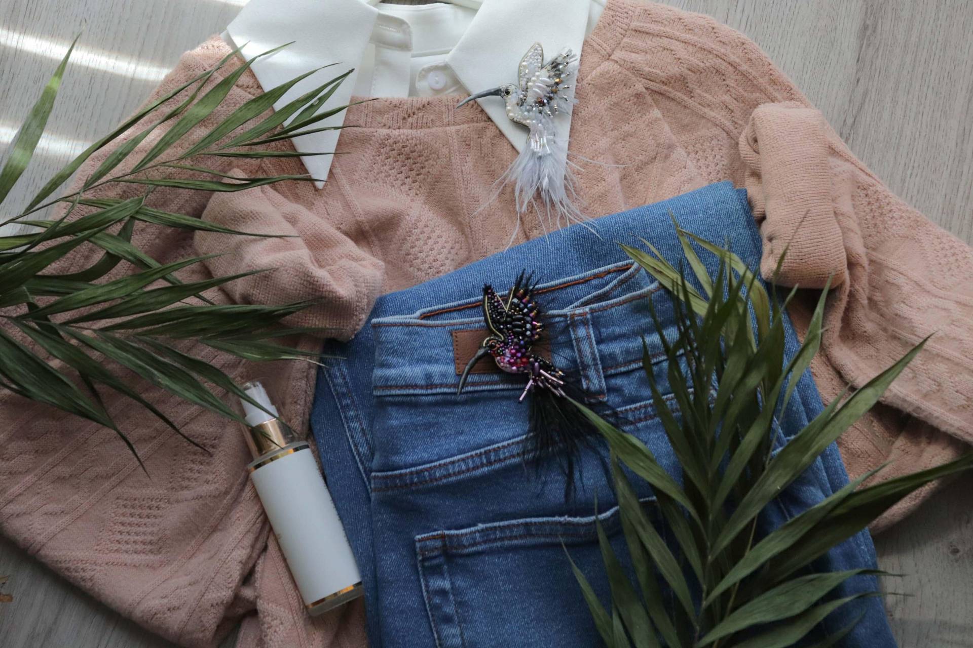 Perlen Kolibri Brosche, Handgemachter Gestickter Vogel Pin, Einzigartiges Accessoire von DesignerRedcat