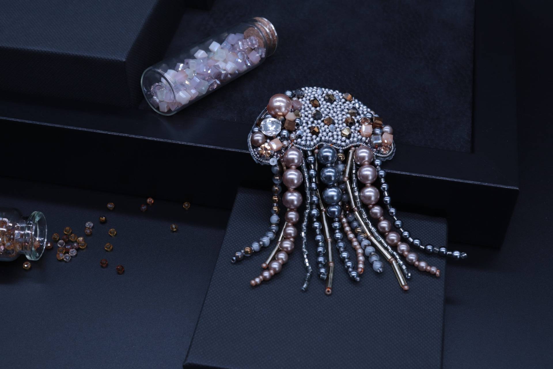 Qualle Pin, Brosche, Sommer Dekoration, Auf Dem Meer, Strand, Schmuck, Beige Pin, Sommer Geschenk, Für Sie, Bestickte Brosche, Perle Pin, Quallen von DesignerRedcat