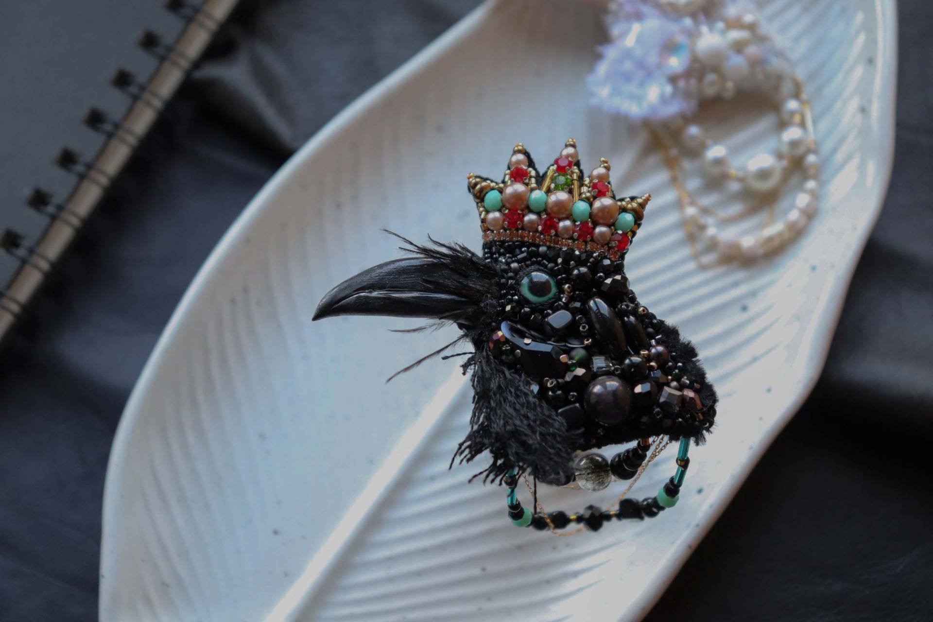 Vogel Brosche, Schwarzer Rabe, Kleiderbrosche, Schwarzer Rabe, Kleiderbrosche, Geschenk, Kleidungsaccessoire, Kleidernadel, Geschenk von DesignerRedcat