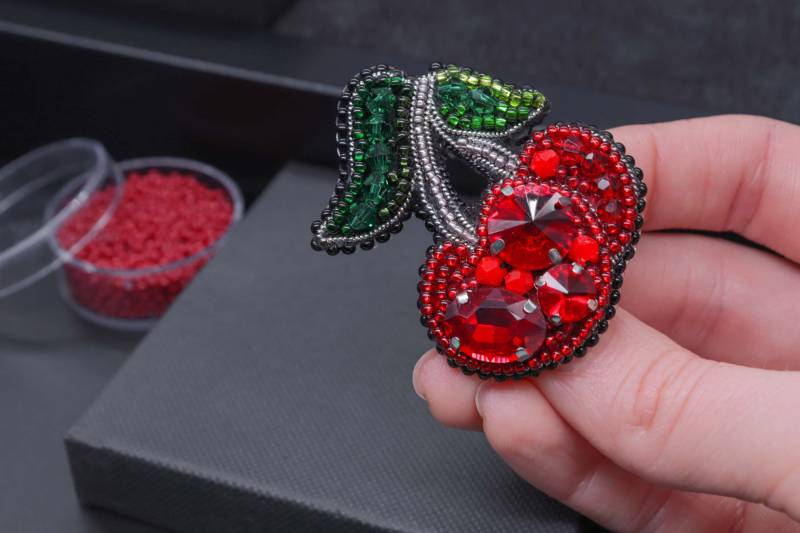 Сherry Brosche, Rote Kirschdekoration von DesignerRedcat