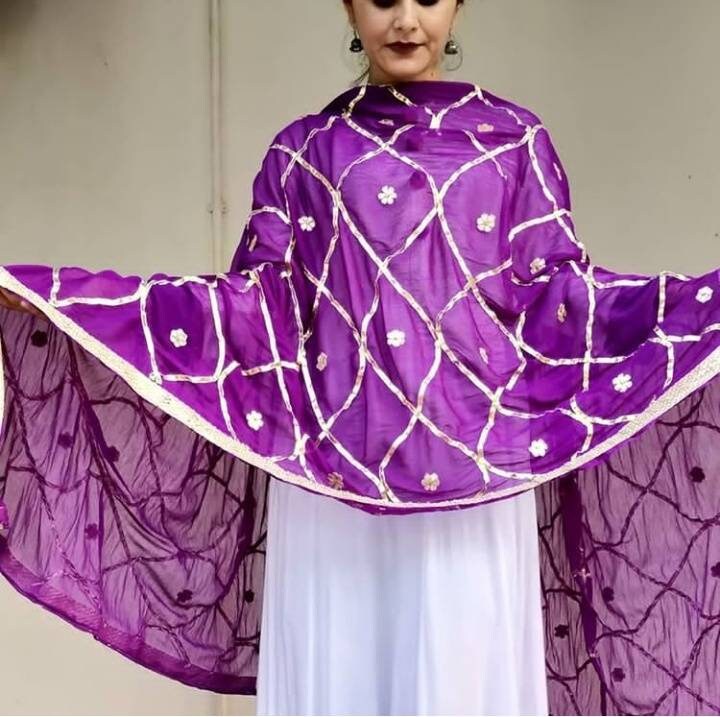 Designer Pakistani Lehenga Samttuch Dupatta Heavy Gotta Patti Jaal Samt Banarasee Lehenga von Designerlehenga