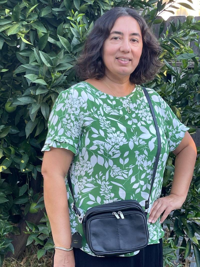 Leder Schwarz Crossbody Geldbörse Tasche Boxy, 3 Geräumige Reißverschlussfächer, Verstellbarer Riemen von DesignersNeeds