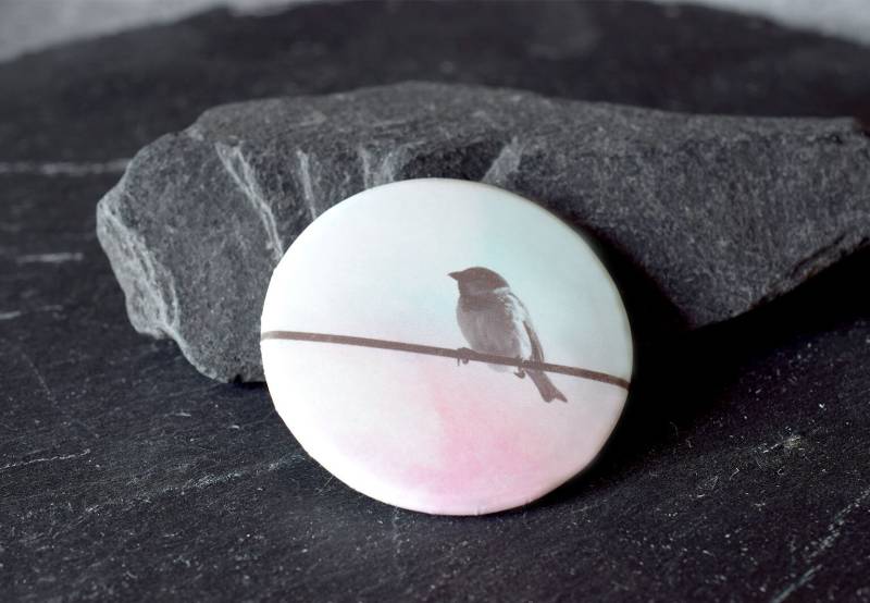 Button Sitting Bird von DesignervoodooShop