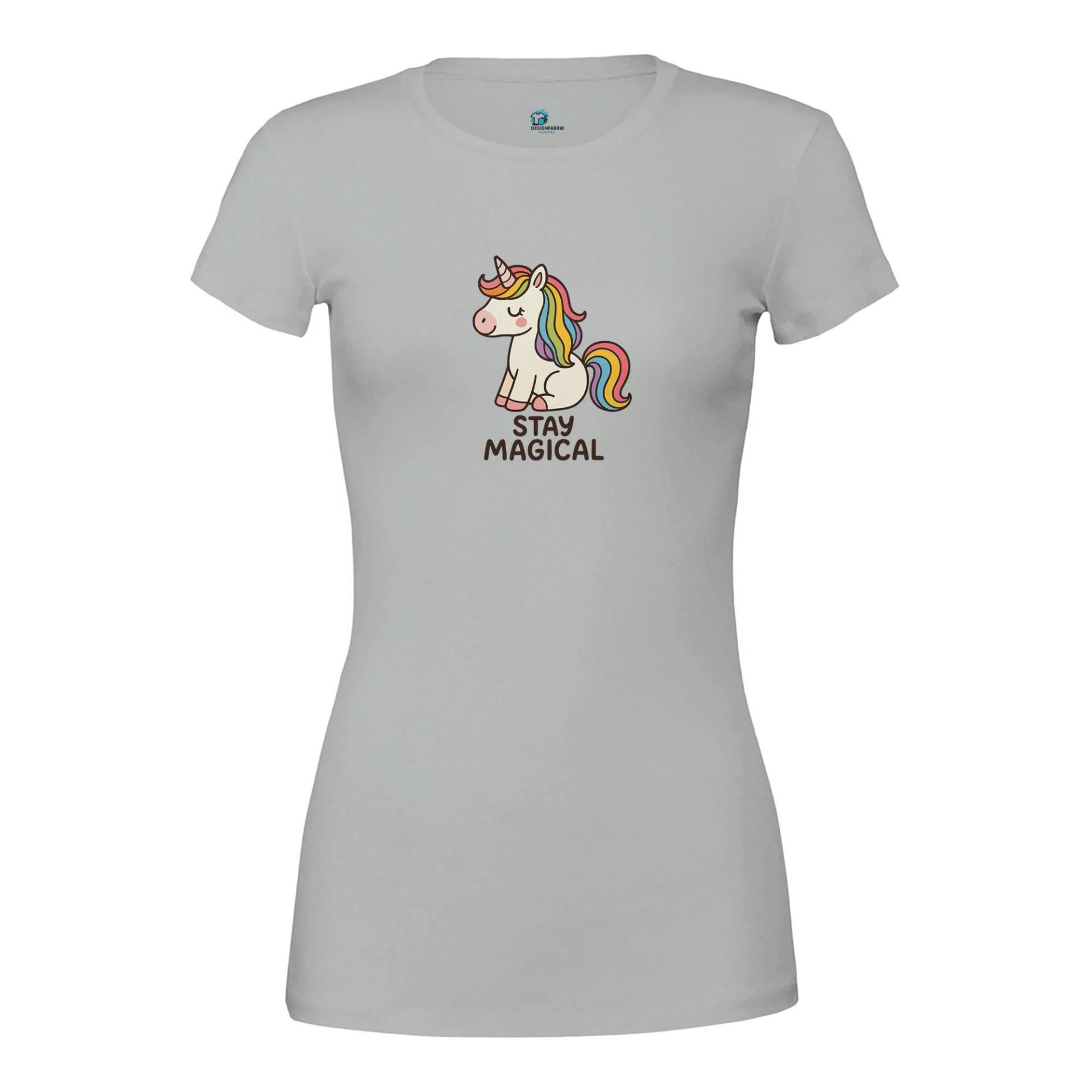 stay Magical Einhorn Damen T-Shirt | Baumwolle Süßes Cartoon-Design Für Fantasy-Fans von DesignfabrikMurtal