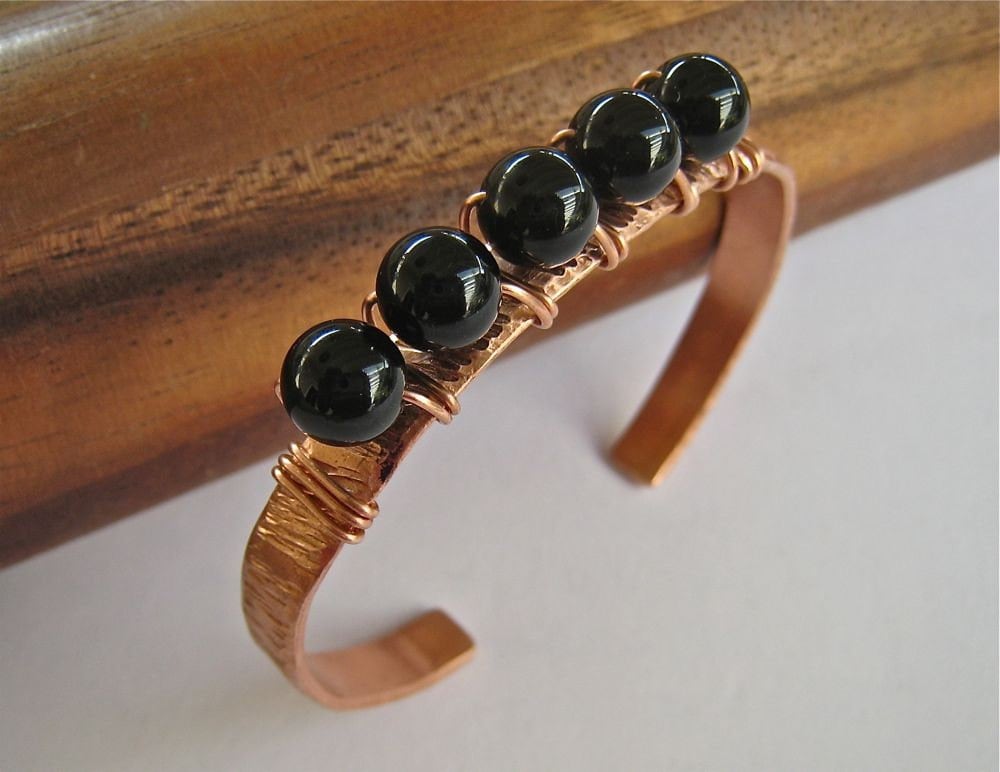 Gestempelt Cooper Manschette Bracelet - Schwarz Onyx Perlen Edelstein Trägt Kupfer Gut Für Ihre Gesundheit Stapeln Sie Oder Tragen Selbst von DesigningIt