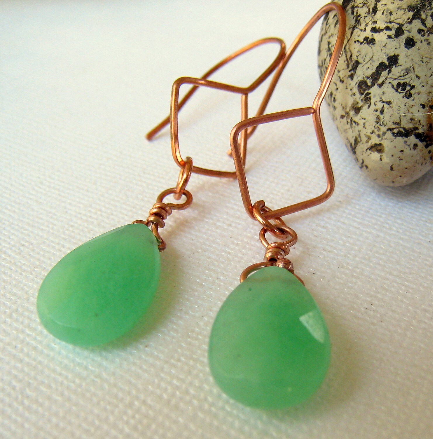 Kostenlose Versand Apfelgrün Facettiertes Grüne Glas Ohrringe von DesigningIt