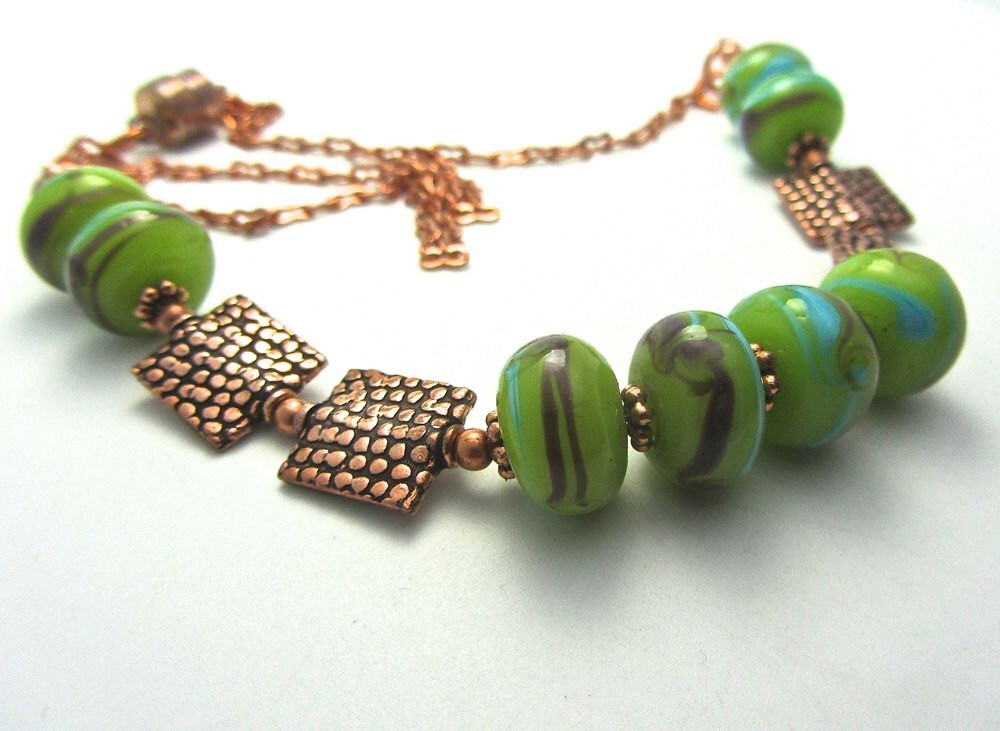 Lime Grün Lampenarbeit Perlen Halskette Mit Quadratisch Kupfer Schlangenhaut Muster Magnetverschluss. Gesamte Ooak-Set Ist Erhältlich von DesigningIt