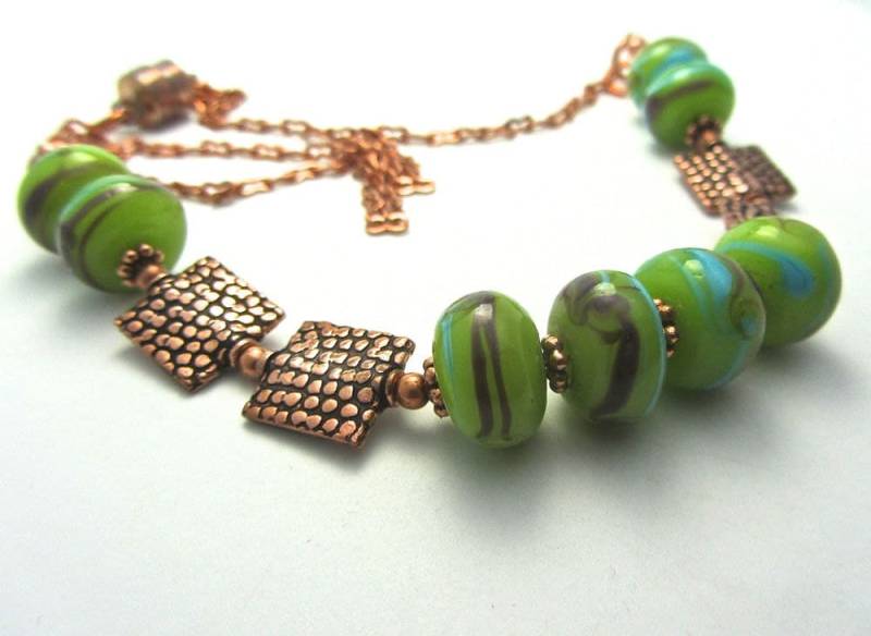 Lime Grün Lampenarbeit Perlen Halskette Mit Quadratisch Kupfer Schlangenhaut Muster Magnetverschluss. Gesamte Ooak-Set Ist Erhältlich von DesigningIt