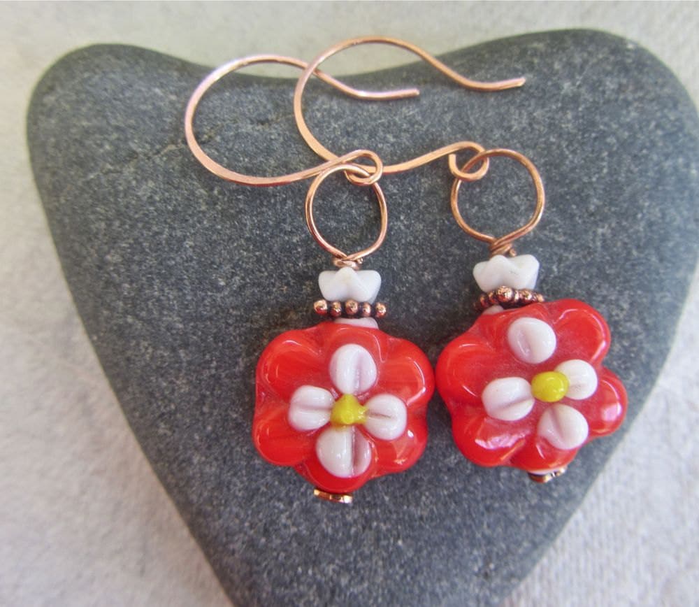 Verkauf - Rot, Weiß Porzellan Perlen Kupfer Ohrringe Sommermode, Lampwork Perlen, Weiße Blumenohrringe, Rote von DesigningIt