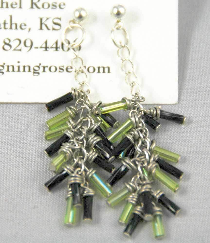 Peridot Und Schwarze Bugle Kaskaden Ohrstecker von DesigningRoseStore