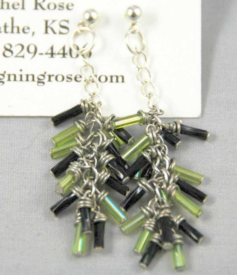 Peridot Und Schwarze Bugle Kaskaden Ohrstecker von DesigningRoseStore