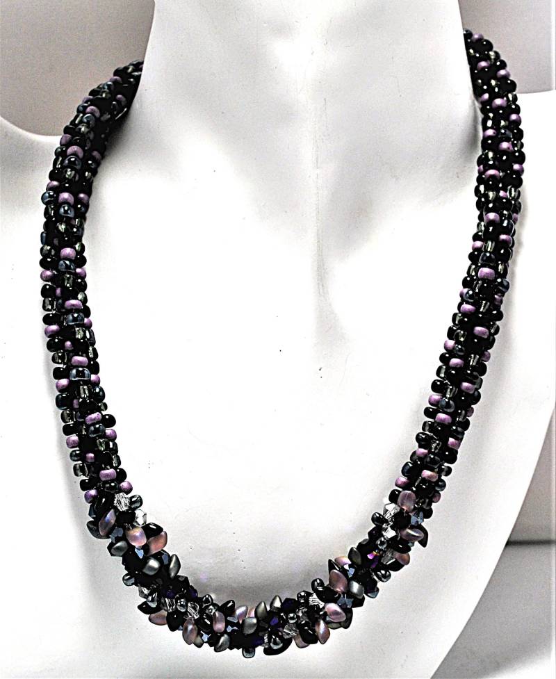 Halskette Aus Hochwertigen Perlen in Winterlichen Farben Geschenkverpackung von DesignmitHerzDE