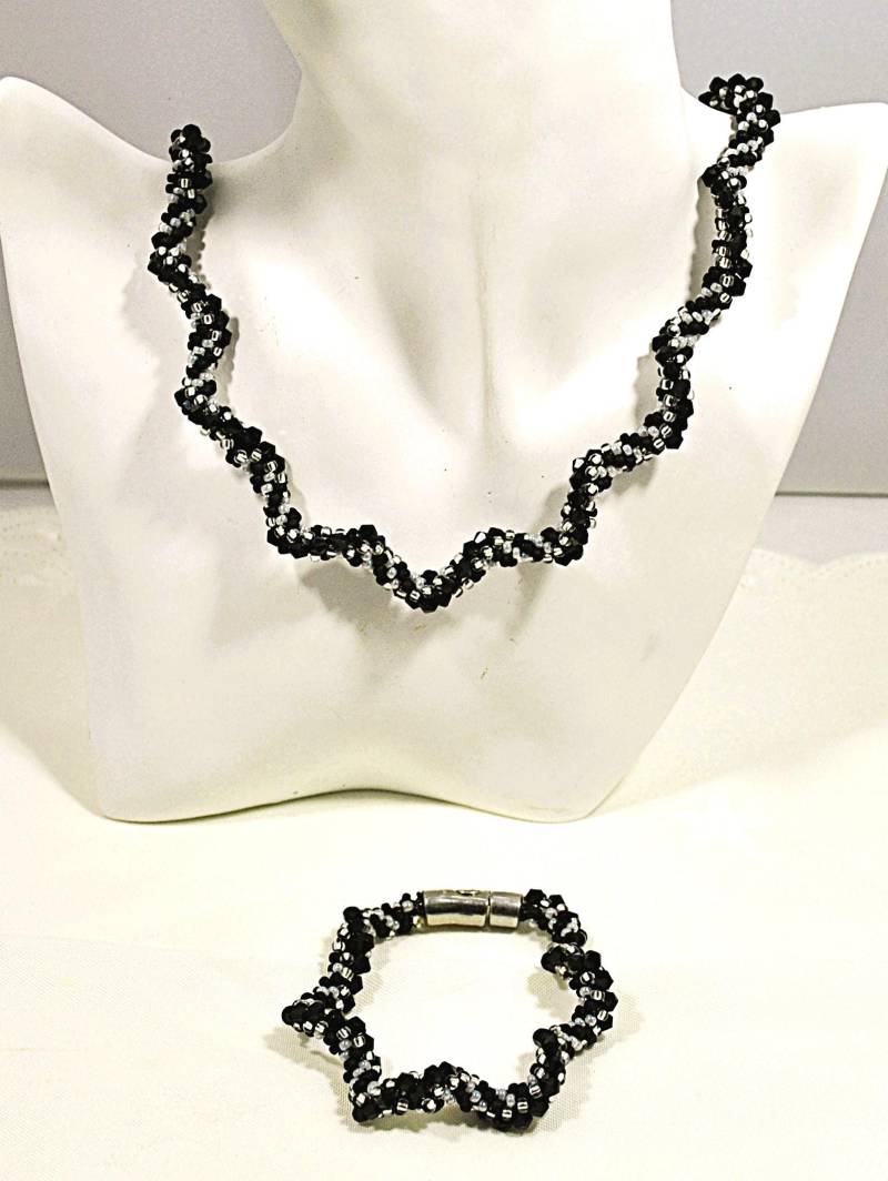 Schmuck Set Schwarz-Silber Aus Hochwertigen Perlen Gearbeitet in Geschenkverpackung von DesignmitHerzDE