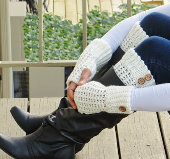 Gemütliche Gehäkelte Manschetten Und Fingerlose Handschuhe von DesignsByDoodles