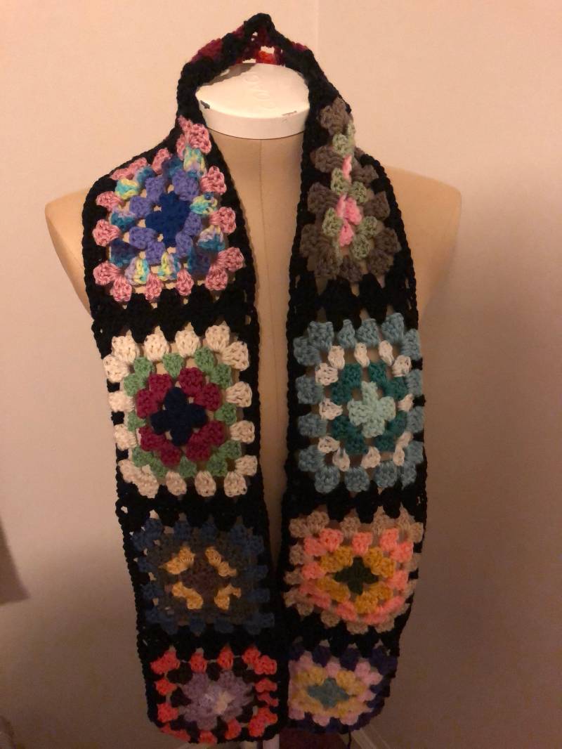 Roseanne Schal - Vintage Style Schwarz Oma Quadratschal Couch Afghan Decke Design von DesignsByDoodles