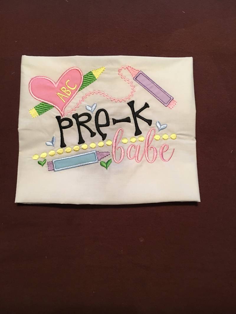 Besticktes Pre-K Babe Shirt Zurück Zur Schullehrerin von DesignsByDutches