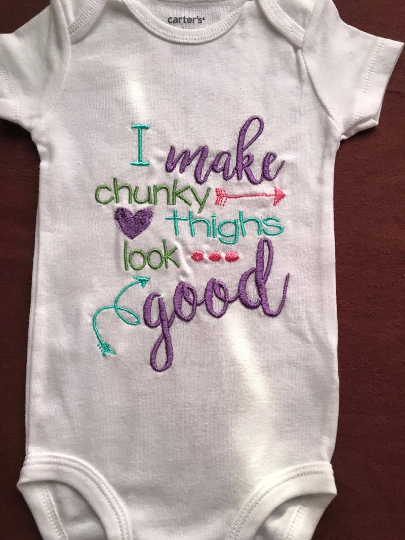 I Make Chunky Thighs Look Good/Mädchen Spruch Onesie/Babyshower Geschenk/Baby Geschenk von DesignsByDutches