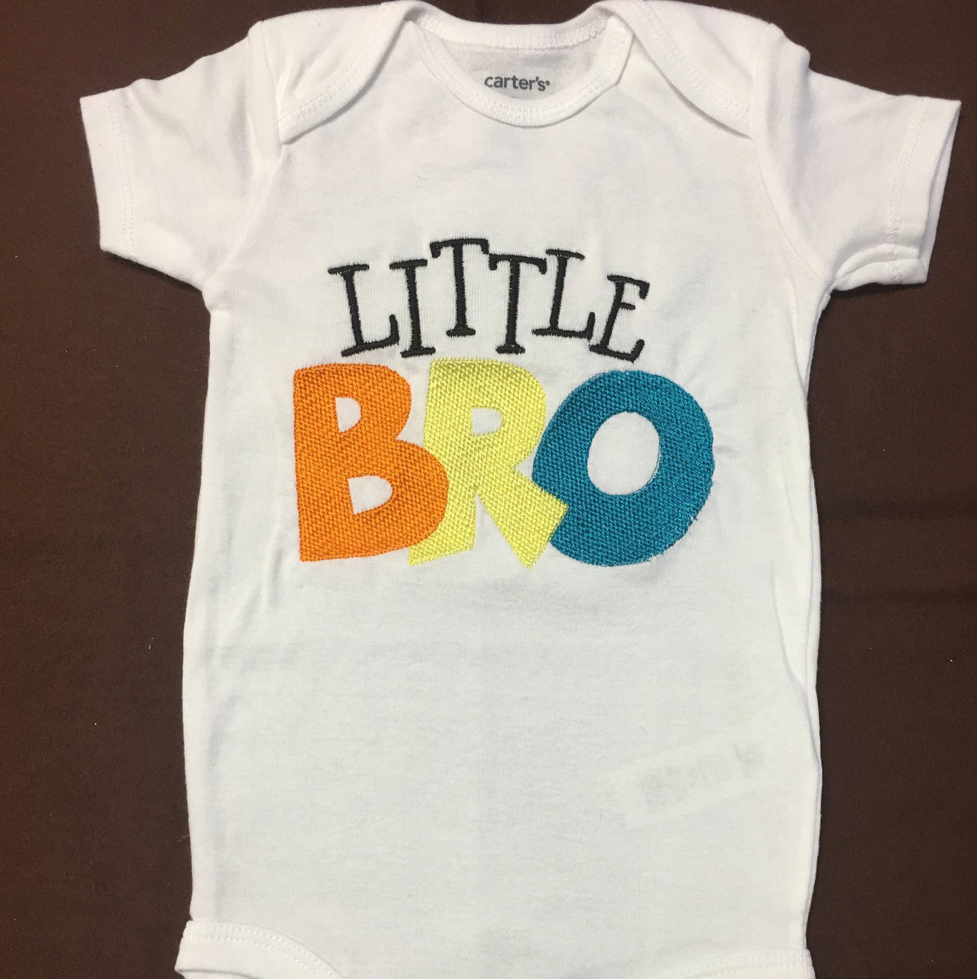 Personalisierter Little Bro Onesie Gestickter Baby Bodysuit von DesignsByDutches