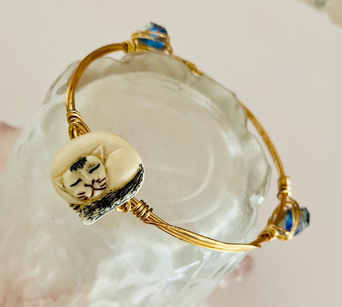 Entzückende Schlafen Kätzchen Katze Perlen Armreif von DesignsByHappyJack