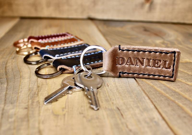 Personalisierte Schlüsselanhänger Aus Leder, Handgefertigter Horween Oder Wickett & Craig von DesignsByHarubin