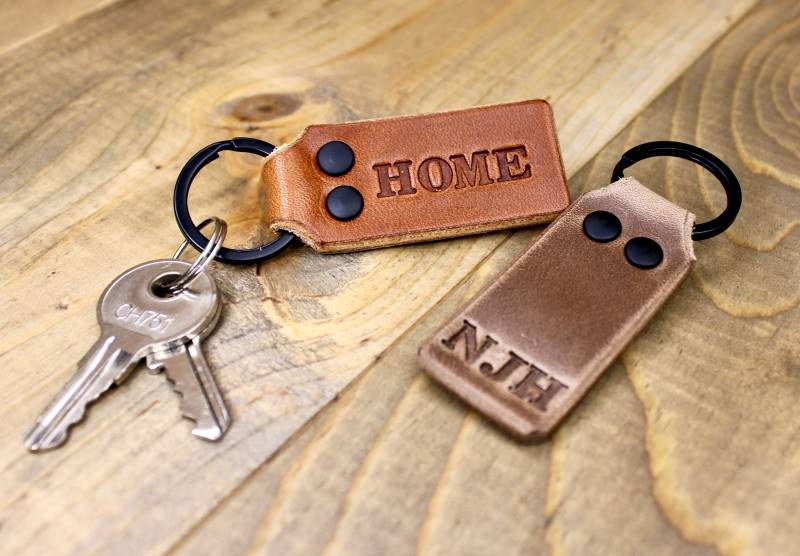 Personalisierter Horween Leder Schlüsselanhänger Initial Key Fob von DesignsByHarubin