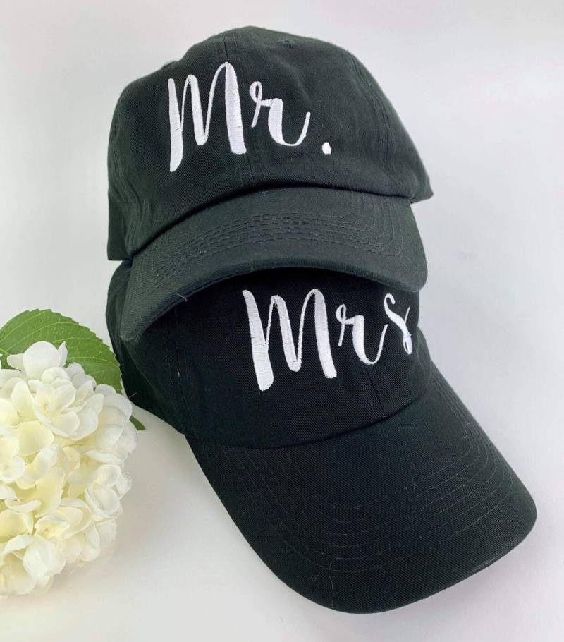Mr Und Mrs Hochzeit Geschenk Mützen von DesignsByIAmMe
