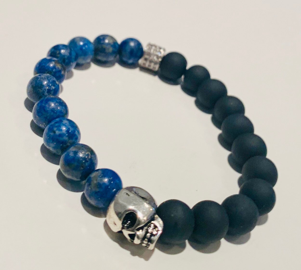 Herren Lapis Lazuli & Matte Onyx Perlen Armband Sterling Silber Totenkopf Akzent von DesignsByJoelleLeah