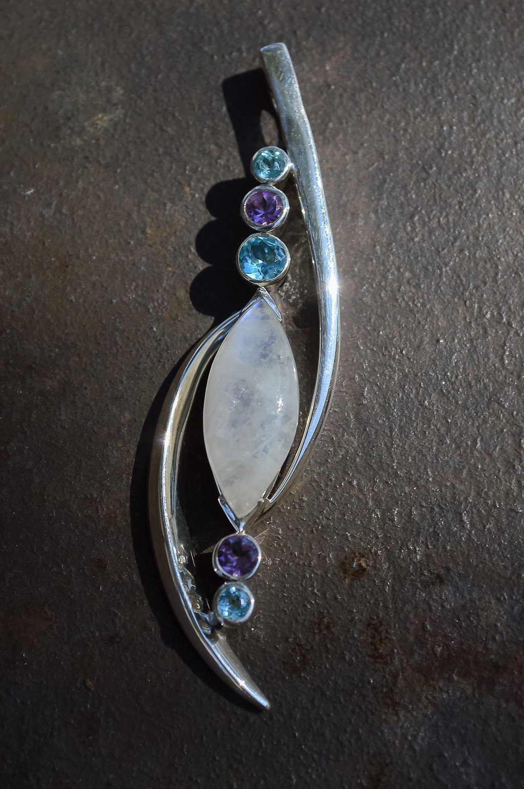 Mondstein, Amethyst, Blauer Topas Und Unterschrift Silberanhänger - #153 Mondstein, Amethyst, Blauer Topas Und Unterschrift Silberanhänger - #153 von DesignsByLoneWolf