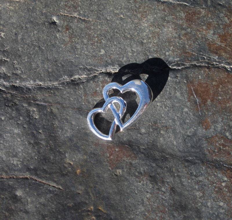 sterling Silber Ineinander Greifender Herz Anhänger - #358 sterling Silber Ineinander Greifender Herz Anhänger - #358 von DesignsByLoneWolf