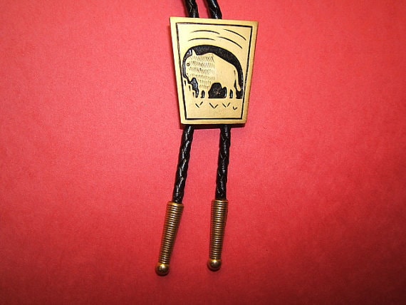 Antik-Büffel-Bolo-Krawatte, Matt Gold Krawatte, Lederband von DesignsByMaral