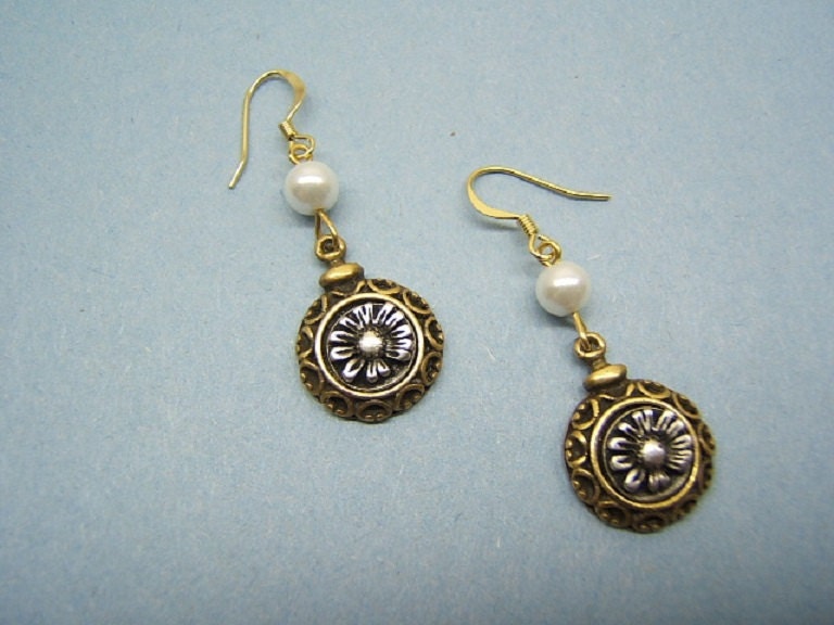 Handgemachte Gold Und Silber Blumen Ohrringe Mit Weißen Perle Perlen Schmuck Boho Schönes Geschenk Für Frau Mama Sie #80237-1 von DesignsByMaral