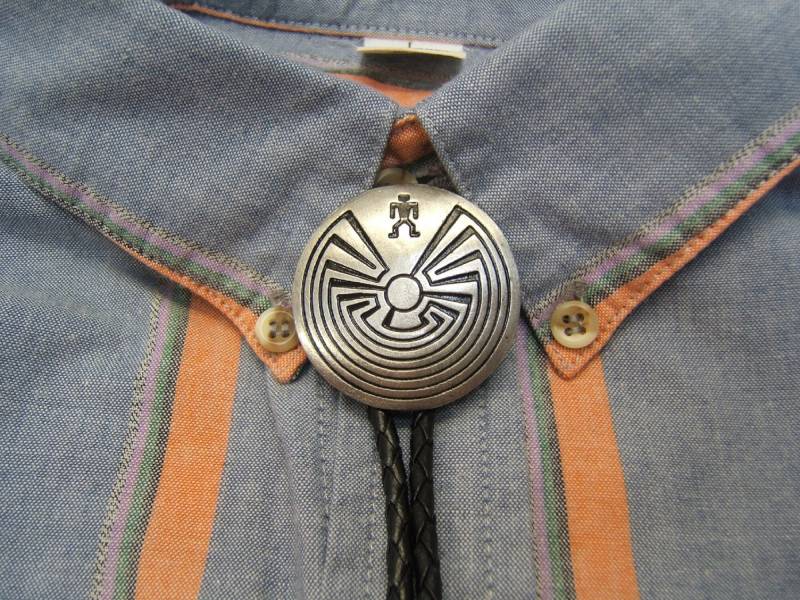 Hochzeit Bolokrawatte Mann Im Labyrinth Zinn Halskette Krawatte Bolos Boho Chic Halsketten Männer Frauen Bolo Krawatten Usa Made 70114-1 von DesignsByMaral