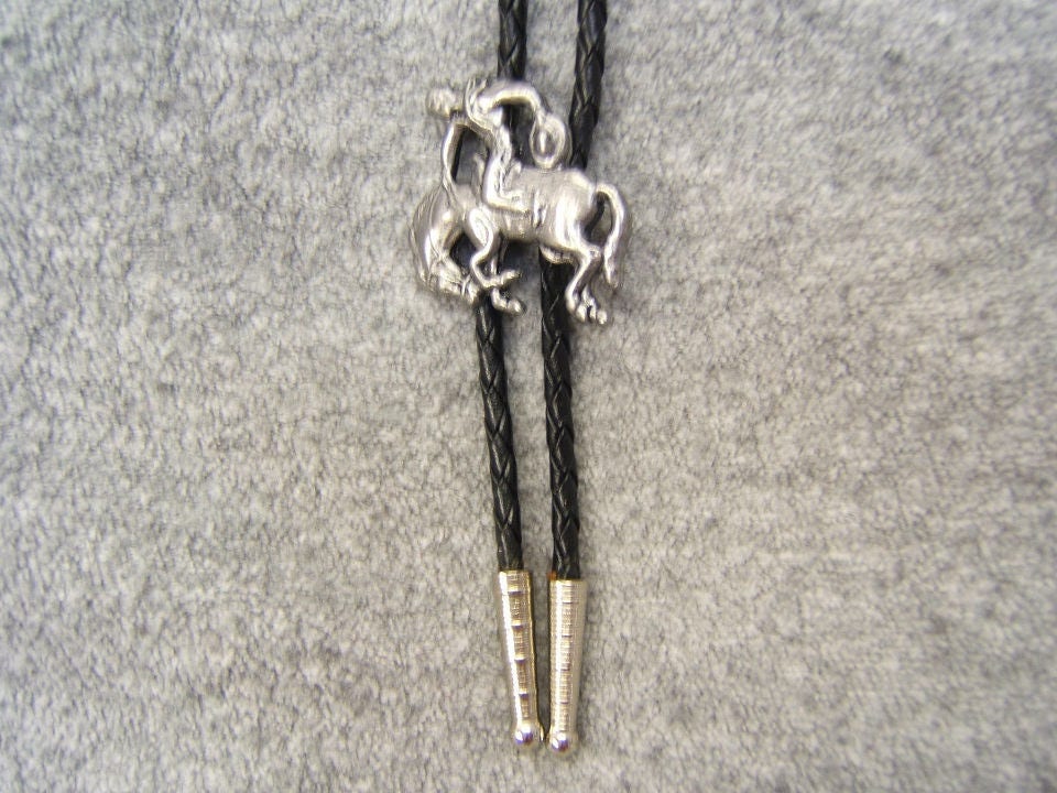 Kinder Geburtstag Geschenk Silber Antiqued Bolokrawatte Cowboy Auf Bronco Pferd Western String Krawatte Bola Lariat Männer Frauen Mädchen Jungen von DesignsByMaral