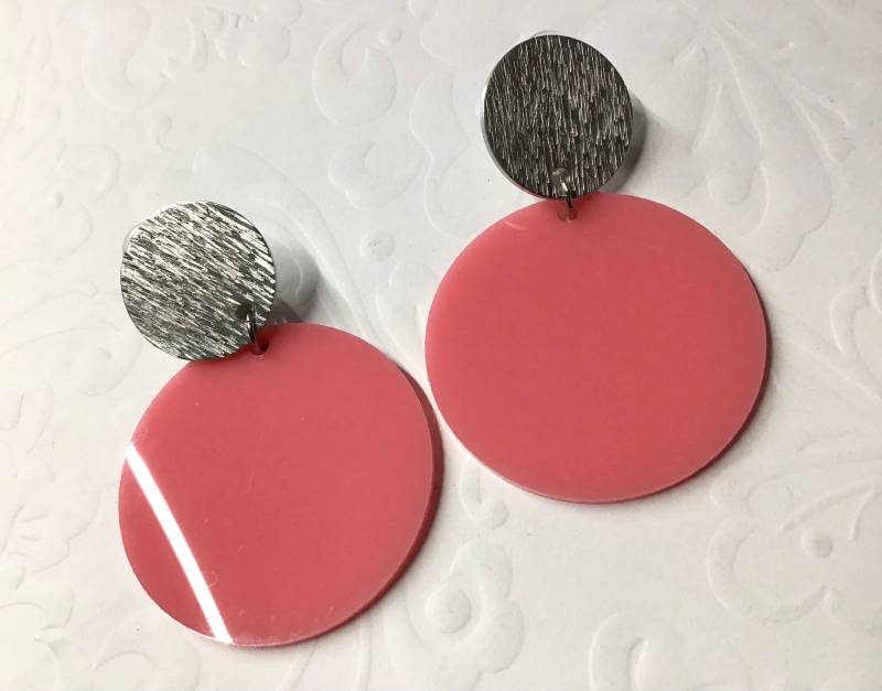Clip-On Mango Acryl Und Silber Aluminium Kreis Ohrringe von DesignsByMuriel