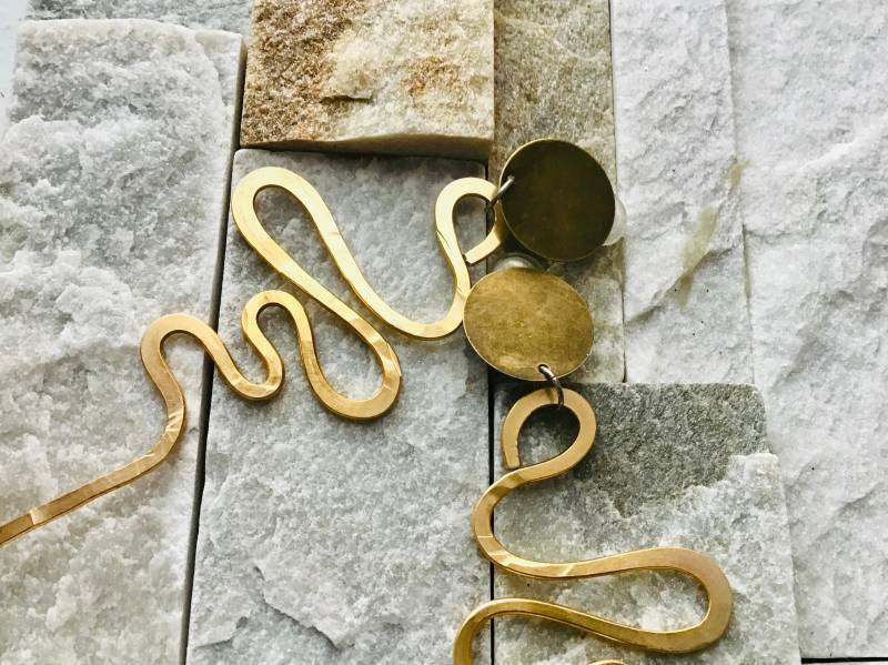 Clip-Ons Oder Durchbohrte Freehand Squiggle Flache Gehämmerte Ohrringe von DesignsByMuriel