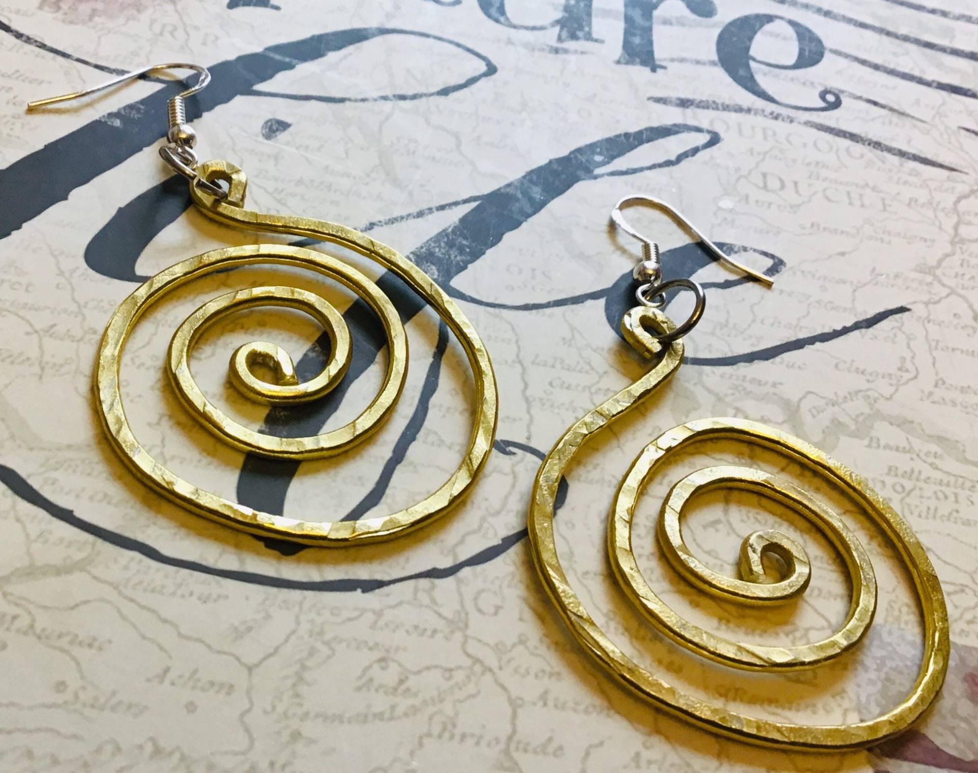 strukturierte Golddraht Aluminium Offene Wirbel Ohrringe von DesignsByMuriel