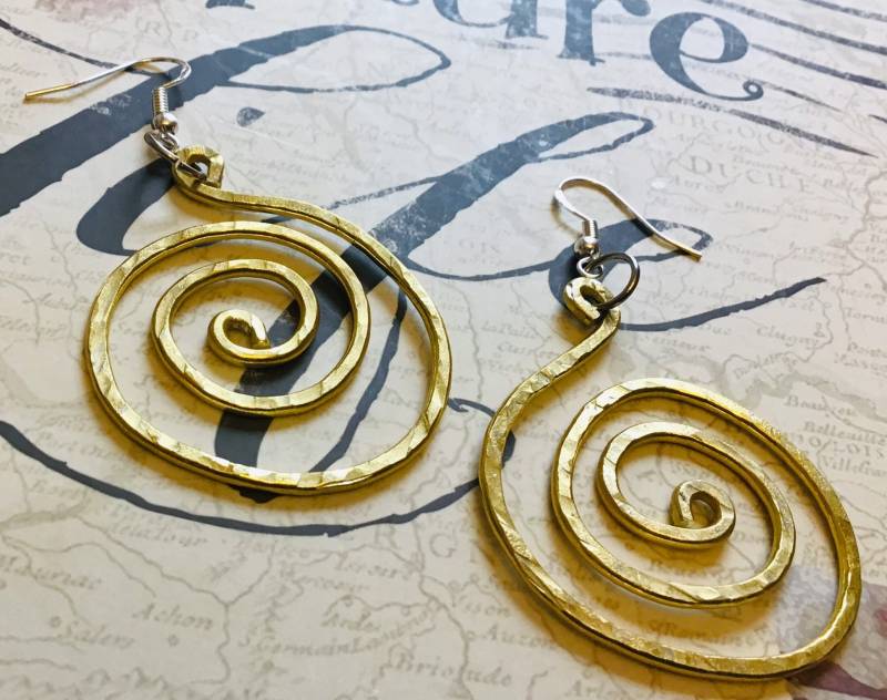 strukturierte Golddraht Aluminium Offene Wirbel Ohrringe von DesignsByMuriel