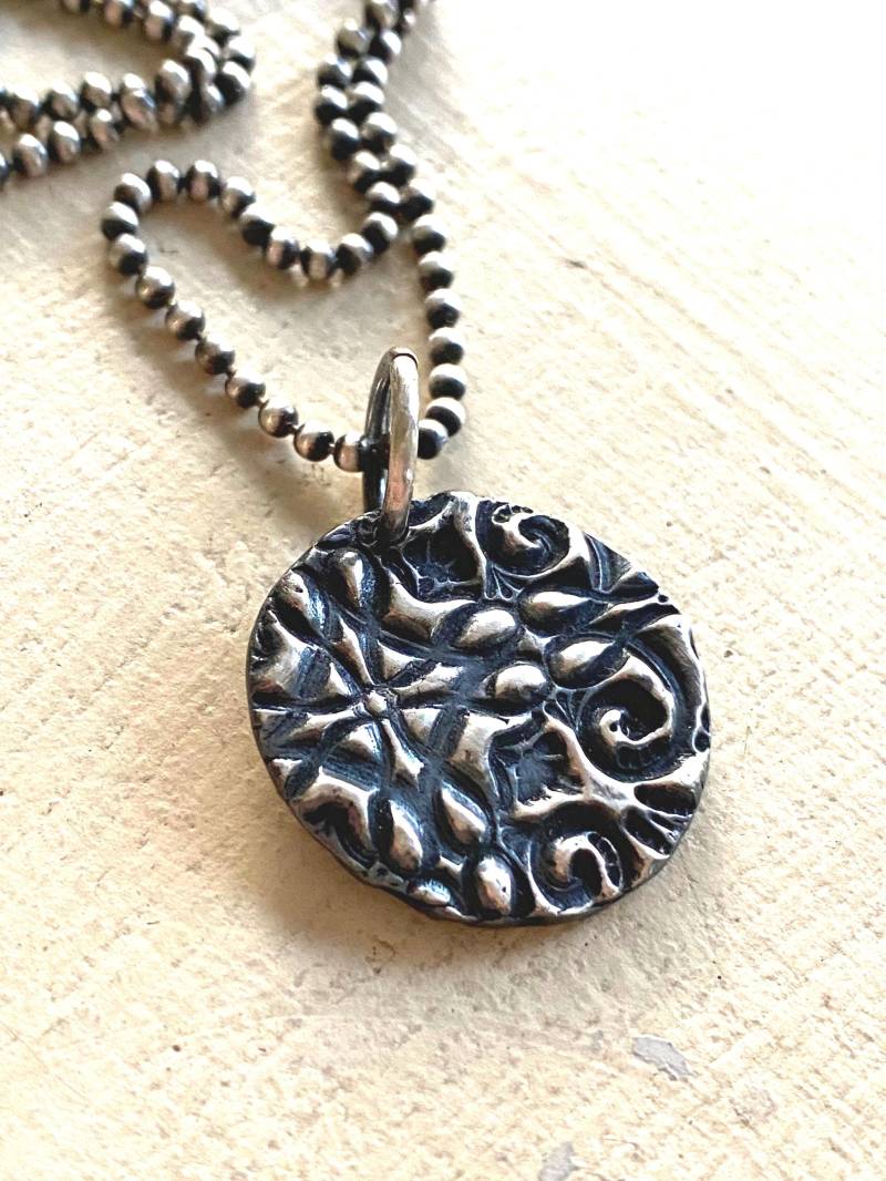 Feine Silber Verzierte Halskette, Blumenmuster, Perlenkugel-Kette von DesignsByTahra