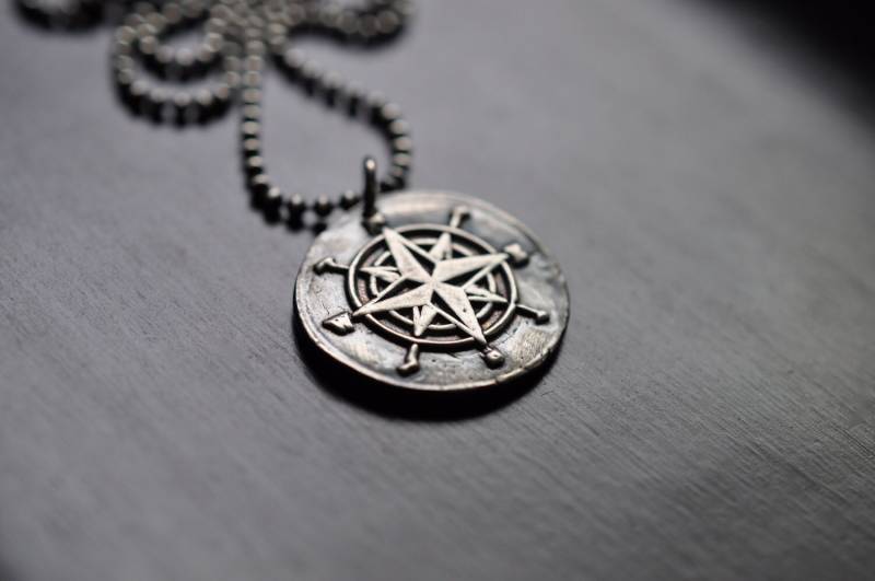 Kompass Wachsstempel Halskette, Oxidiertes Feinsilber von DesignsByTahra