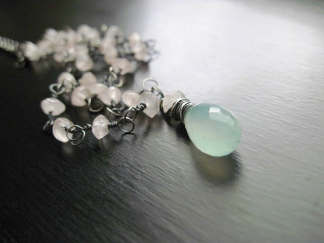Mint Grün Chalcedon Tropfen Halskette, Rosenquarz, Oxidiert Und Draht Gewickelt Sterling Silber von DesignsByTahra