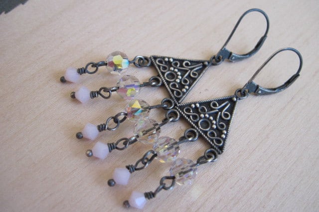 Oxidierte Sterling Silber Ohrringe, Mit Swarovski-Kristallen Und Dreieckigen Ohrring von DesignsByTahra