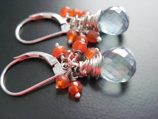 Sky Blue Topas Und Karneol Ohrringe, Draht Gewickelte Tropfen von DesignsByTahra