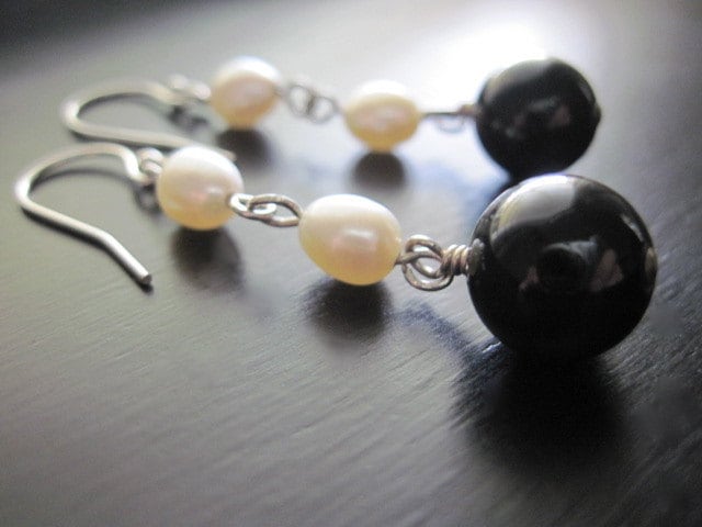 Süßwasserperlen Ohrringe, Schwarzer Onyx, Draht Gewickelt, Baumeln Ohrringe von DesignsByTahra