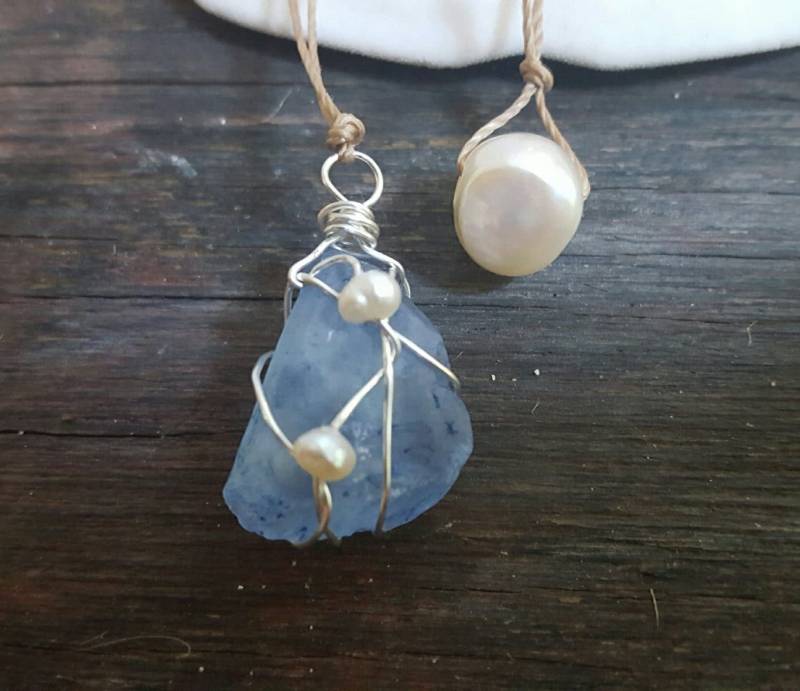 Blaue Meer Glas Halskette, Draht Umwickelt Anhänger Ozean Schmuck, Strand Blaue Glas-Anhänger, Kordel von DesignsEntwined