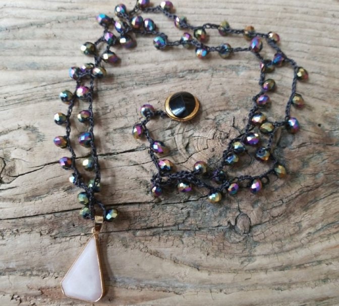 Boho Häkeln Halskette, Rose Quarz Anhänger, Musik Festival Feier, Perlen Schichtung Rustikal Gewickelt Schmuck von DesignsEntwined