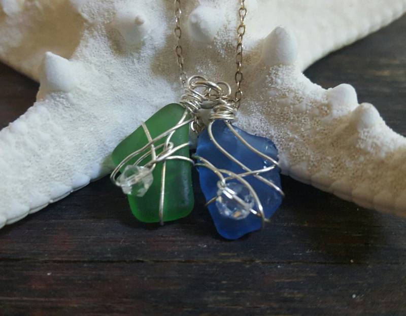 Meer Glas Anhänger Halskette, Strand Glas, Draht Umwickelt Anhänger, Grüne Halskette Sterlingsilber, Blau Strandglas von DesignsEntwined